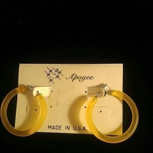 APOGEE YELLOW ROUND. PIERCED EARRINGS